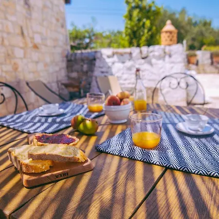 Masseria Rosa Trulli Relais Bed & Breakfast 4*